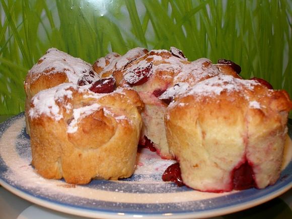 Drożdżowe babeczki z wiśniami