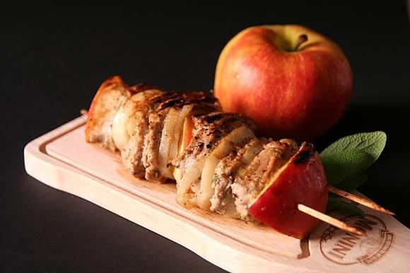 Wieprzowina z jabłkami na grillu z szałwią i musztardą