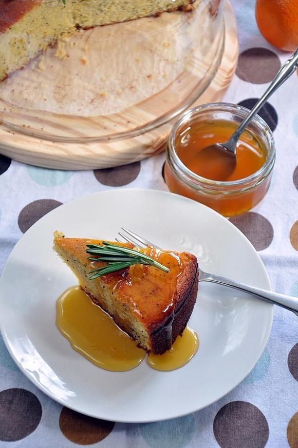 Pomarańczowe ciasto z polentą i syropem rozmarynowym