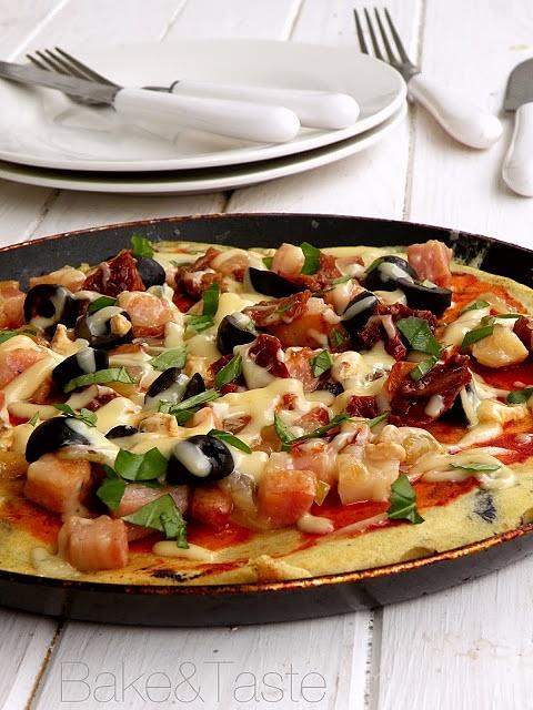 Naleśniki na pizzowym spodzie z pieczarkami i oliwkami