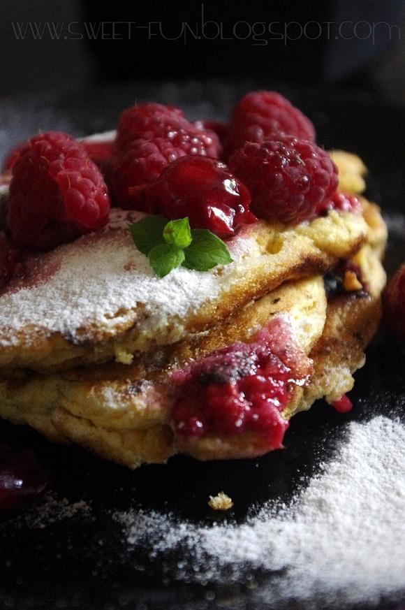 Omlet francuski z wiśnią i malinami