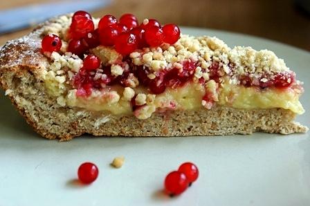 Razowa tarta z budyniem porzeczkami i owsianą kruszonką