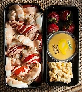 Bento nr 39 - sałatka z kalafiora, jajkami i sosikiem, ciasto drożdżowe z jabłkiem, deser mango i truskawki