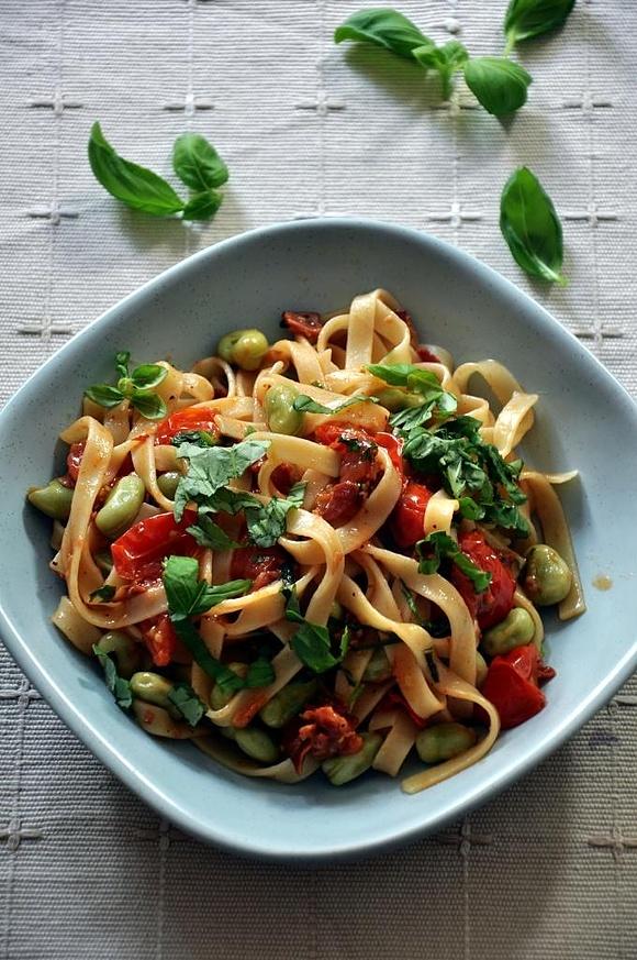 Tagliatelle z pancetta borem i pomidorami