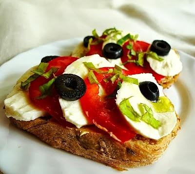 Kanapki caprese z mozzarellą i pomidorem