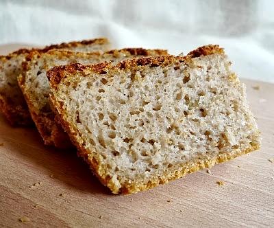 Chleb pszenno-żytni z ziarnami na zakwasie