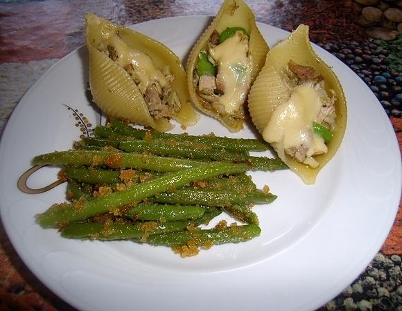 Muszelki z kurczakiem, bobem i pesto