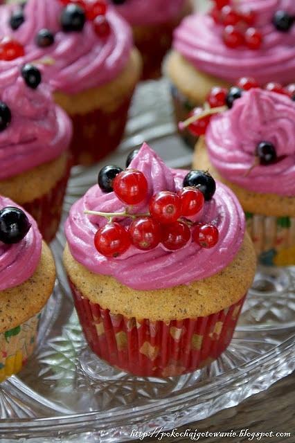 Muffinki z kremem porzeczkowym