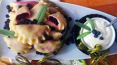 Smaki lata - pierogi z jagodami i śmietaną