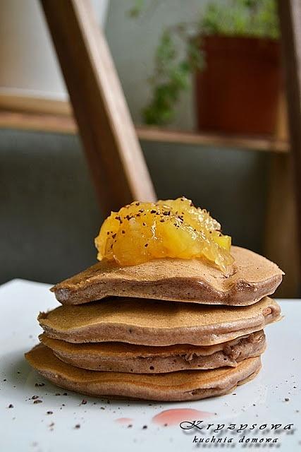 Kakaowe pancakes z żółtym dżemem