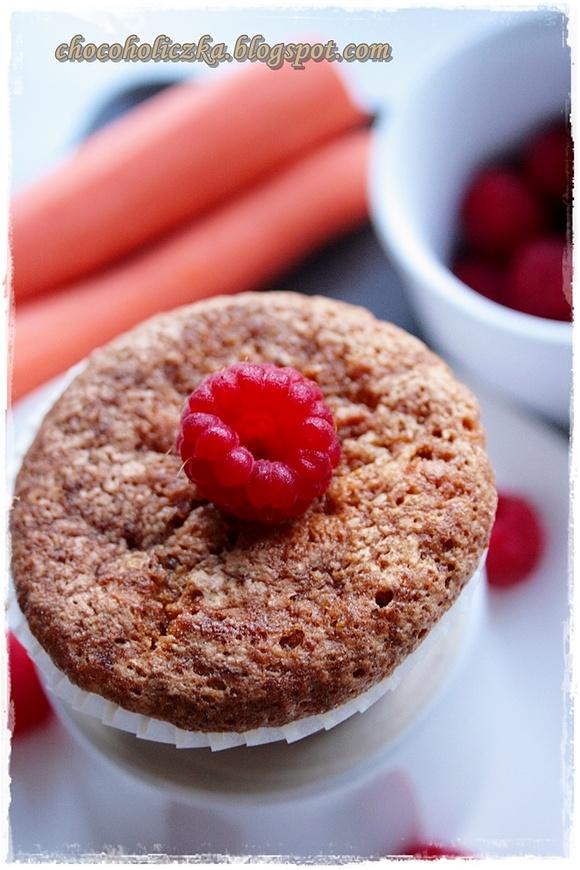 Marchewkowe muffiny z malinami