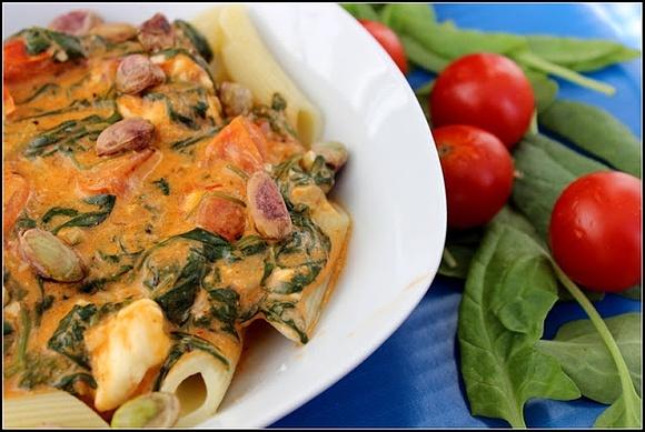 Penne ze szpinakiem pomidorkami i pistacjami