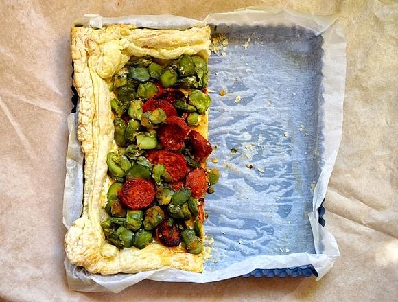 Francuska tarta z bobem i chorizo na serach