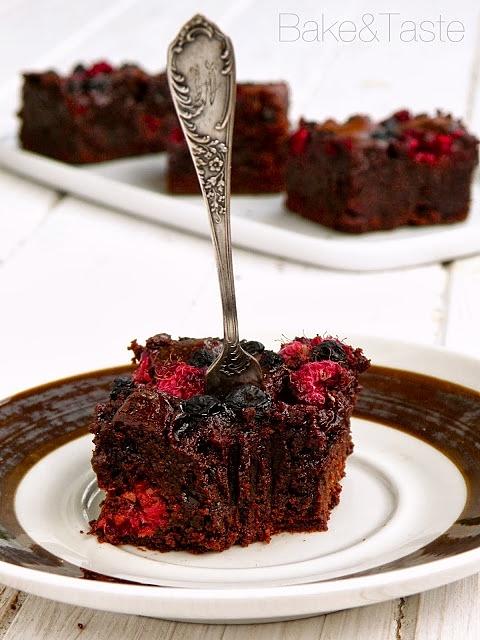 Brownies z malinami i jagodami