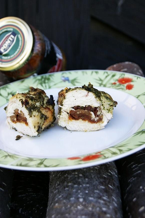 Pierś z kurczaka faszerowana suszonymi pomidorami w pesto z rukoli i bazylii