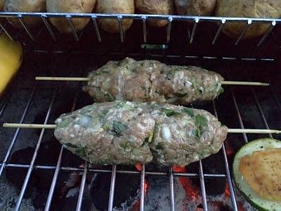 Sezon grillowy trwa kofta na grillu