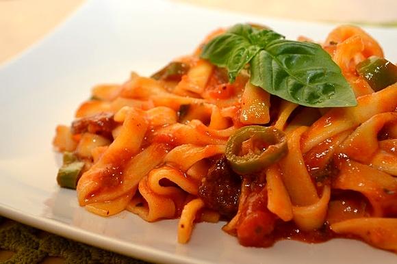 Makaron z chorizo i pomidorami