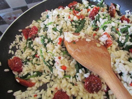 Risotto ze szpinakiem i suszonymi pomidorami w 25 minut