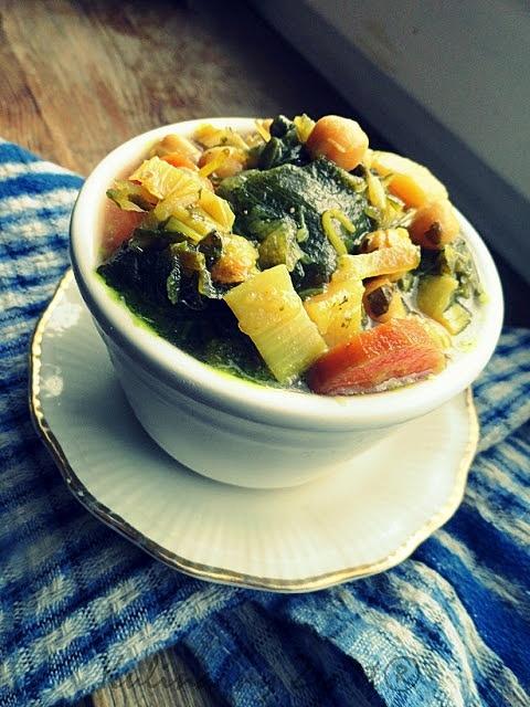 Zupa ogórkowa curry z ciecierzycą i pokrzywą