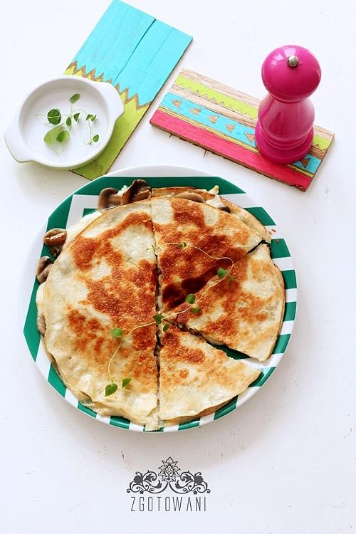 Quesadilla z pieczarkami i serem mozzarella