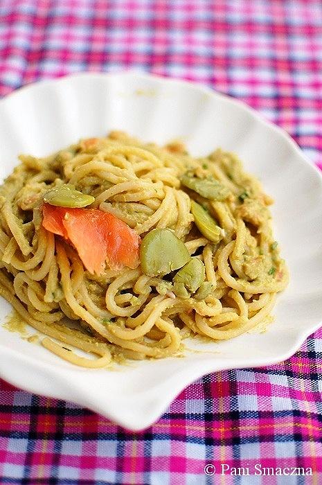 Pesto z bobu z wędzonym łososiem