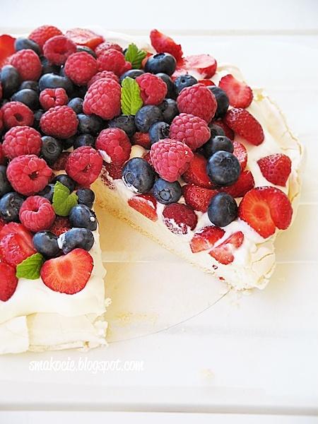 Pavlova - bezowy torcik z owocami