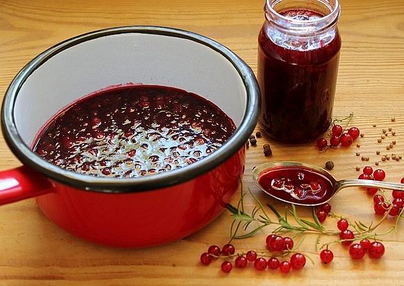 Chutney z czerwonych porzeczek z rozmarynem