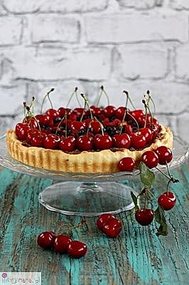 Tarta z kremem czekoladowym i sezonowymi owocami