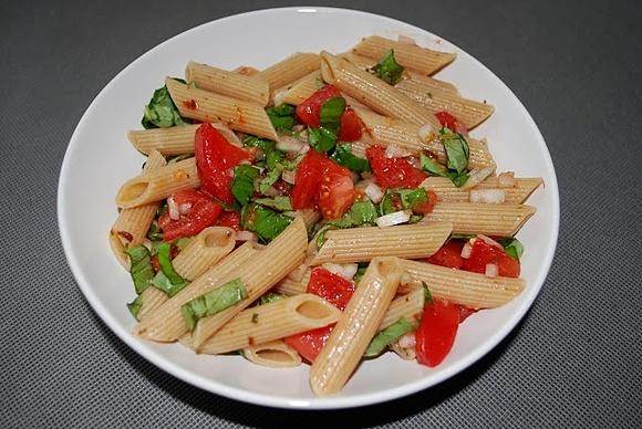 Penne z pomidorem malinowym i świeżą bazylią