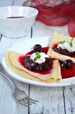 Naleśniki z wiśniami i jogurtem