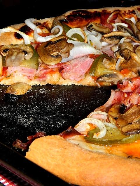 Pizza na kruchym spodzie przepis na pyszną pizzę