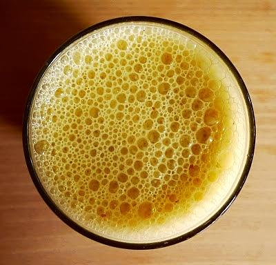 Koktajl pomarańczowy ze świeżym sokiem i otrębami