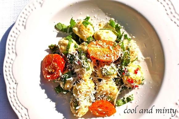 Kuleczki mozarelli w bazyliowym pesto