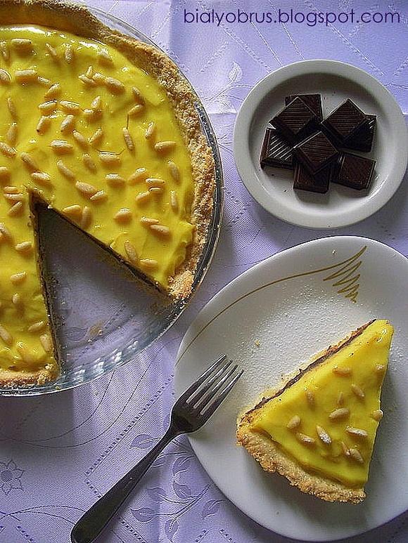 Tarta z kremem, orzeszkami piniowymi i czekoladą