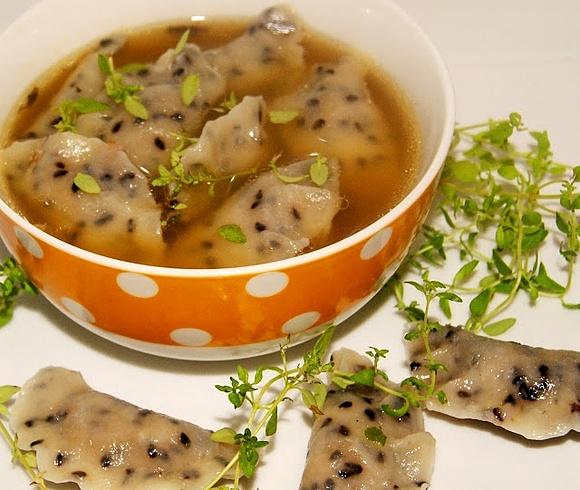 Piegowate pierożki w bulionie z indyka i warzyw