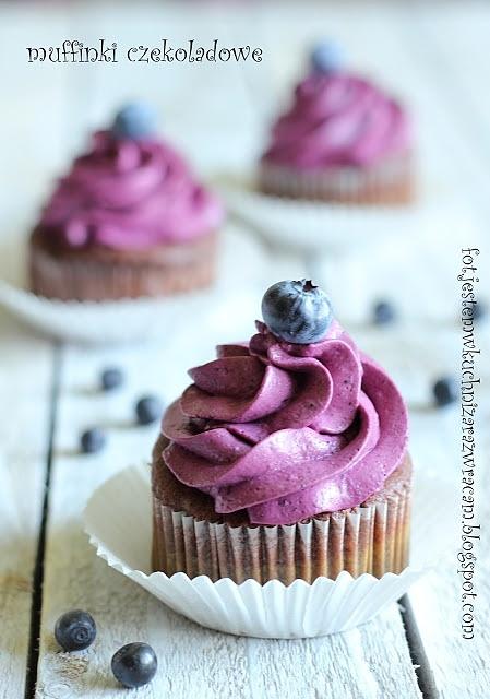 Najlepsze muffiny czekoladowe z kremem jagodowym i ganache
