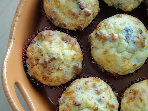 Śniadanie w muffinie z kiełbasą i jogurtem