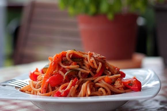 Spaghetti z kurczakiem, cukinią, papryką i peperoni