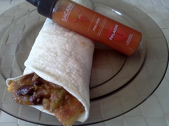 Burrito z pikantnym nadzieniem do jedzenia na szybko