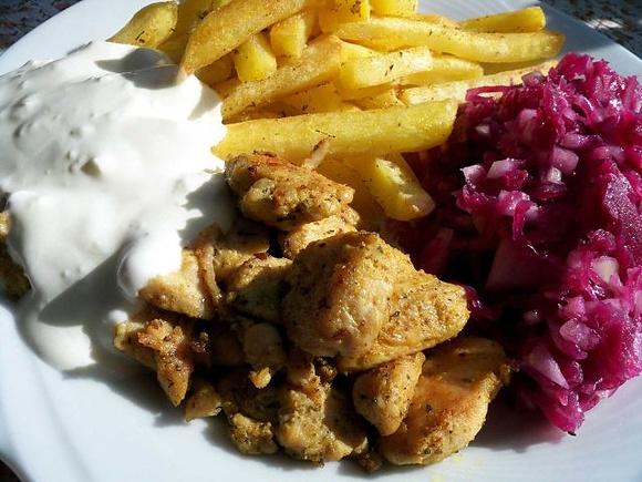 Kurczak Shoarma z sosem czosnkowym i frytkami