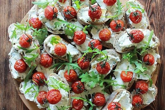 Bagietki z domowym twarożkiem i pieczonymi pomidorkami