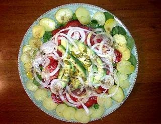 Sałatka z avocado i ziemniakiem na lunch w upał