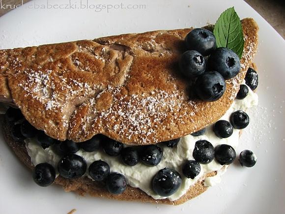 Omlet biszkoptowy z bitą śmietaną mascarpone i jagodami