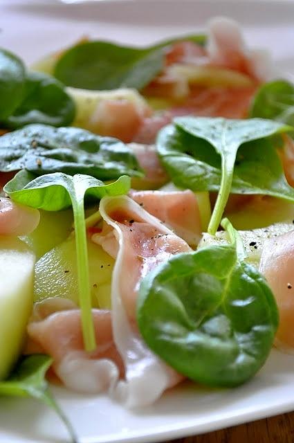 Prosciutto e melone – włoska przekąska z melonem i prosciutto