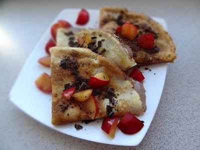 Naleśnik z kaszy manny z kakaowym sosem bananowym, śliwkami i czekoladą