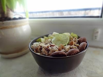 Bananowe owsiane scramble kokosowo-limonkowe z gruszką, migdałami i miodem