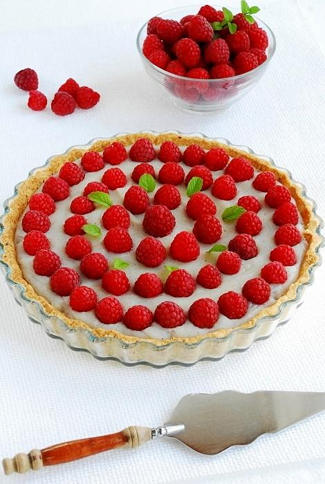 Tarta z kremem ryżowym i malinami bez glutenu i cukru