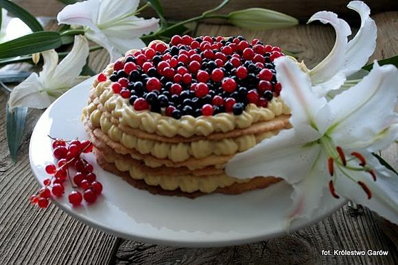 Tort kruchy z kremem lawendowym