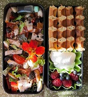 Bento nr 40 z sałatką z wędzonej piersi kurczaka i goframi z malinami