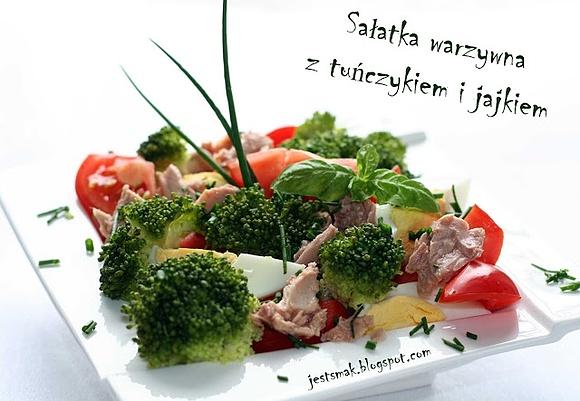 Sałatka warzywna z tuńczykiem i jajkiem